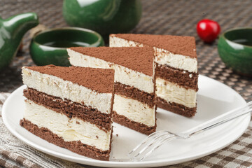 Chocolate dusting cream mousse placed on a tablecloth