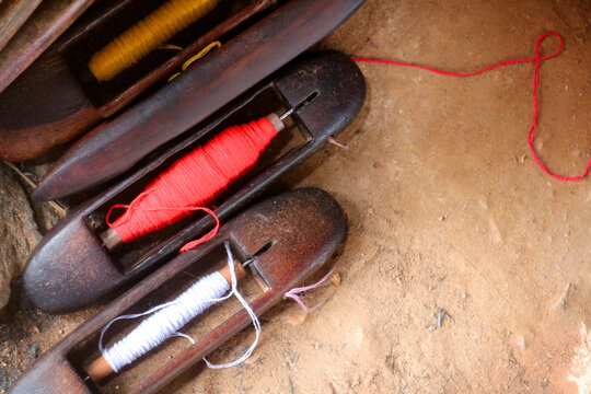 Wooden handloom shattle