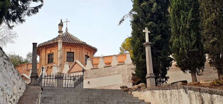 Entrada monumental al cementerio de San Jos&eacute; en Granada, con escalinata, cruces y cipreses al atardecer. Patrimonio, arquitectura.