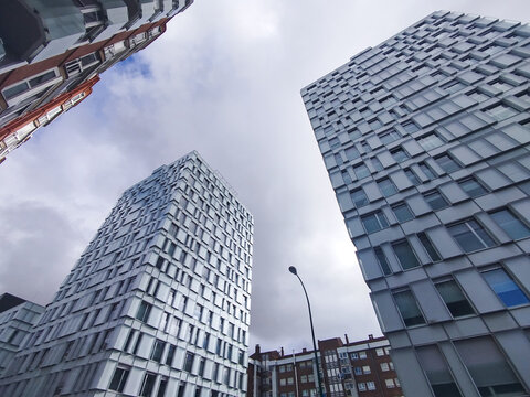 Vista de contrapicado de dos edificios modernos de oficinas con cielo nublado en un entorno urbano en Burgos, Espa&ntilde;a