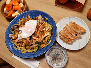 An example of a lunch set of gomoku ankake yakisoba (stir-fried noodles with thickened sauce) and fried dumplings at a local Chinese restaurant / 町の中華レストランで食べる五目あんかけ焼きそば(かた焼きそば)と焼き餃子のランチセットの例
