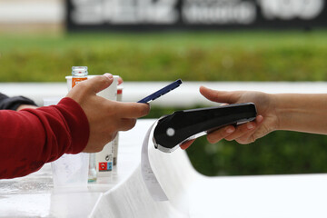 Pagando con tel&eacute;fono m&oacute;vil en dat&aacute;fono tpv de comercio de hosteler&iacute;a y restauraci&oacute;n