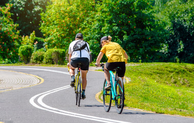 Obraz premium Cyclists ride on the bike path in the city Park 