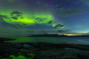 Obraz premium Nordlicht im Morgengrauen über dem Sørfolda Fjord bei Kjerringøy zwischen Bodø und Sørfold in Norwegen.