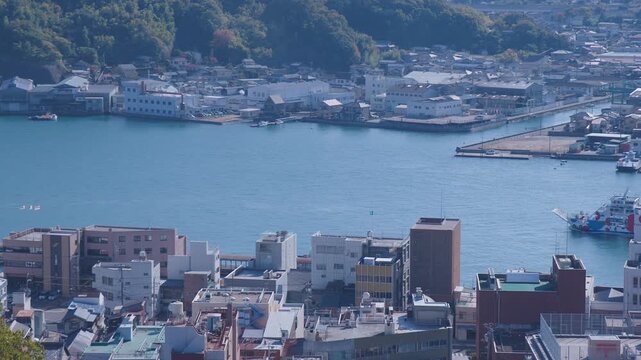 尾道市街と瀬戸内海を望む爽やかな青空の風景 Scenic View of Onomichi City and the Seto Inland Sea under Blue Skies