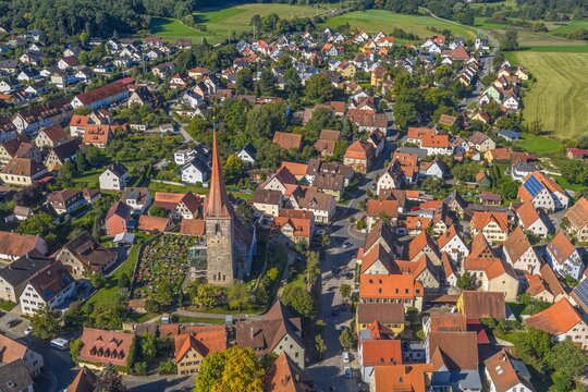 Die Gemeinde Ottensoos im Pegnitztal in Mittelfranken aus der Vogelperspektive