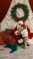 Naklejka premium Santa Claus with a little girl during a Christmas photoshoot