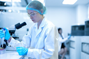 A researcher drives medical innovation using advanced technology. She focuses on scientific discovery, representing the future of healthcare, precision, and digital solutions.