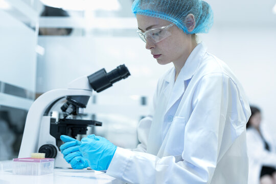 A researcher drives medical innovation using advanced technology. She focuses on scientific discovery, representing the future of healthcare, precision, and digital solutions.