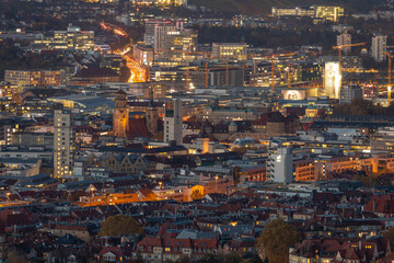Obraz premium Abendblick vom Haigst auf die leuchtende Innenstadt von Stuttgart Deutschland