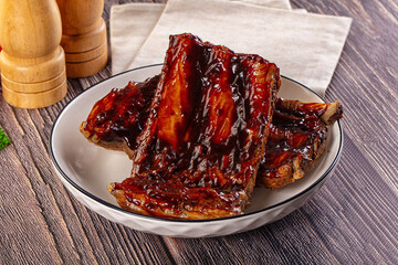 Grilled pork ribs with barbecue sauce