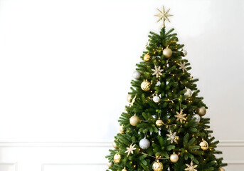 [Generative AI] 흰색 벽 앞의 장식된 크리스마스 트리