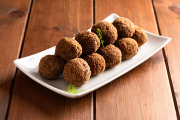 Polpette di manzo panate e fritte, cibo italiano 