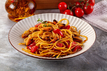 Spaghetti with mussels and tomato