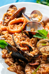 Risotto alla pescatora, tipica ricetta di risotto con frutti di mare misti, cibo italiano 