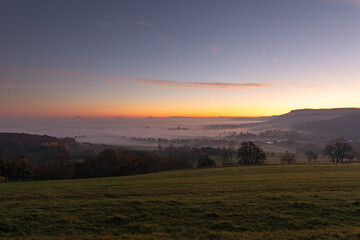 Drei Kaiserberge im goldenen Morgenlicht, Hohenstaufen, Aichelberg  . Spektakuläre Morgenröte über dem nebligen Albvorland Baden Württemberg. © jiriviehmann