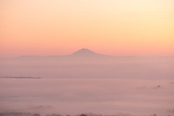 Hohenstaufen im goldenen Morgenlicht, Aichelberg. Spektakuläre Morgenröte über dem nebligen Albvorland © jiriviehmann