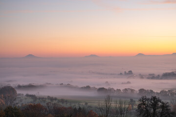 Drei Kaiserberge im goldenen Morgenlicht, Hohenstaufen, Aichelberg. Spektakuläre Morgenröte über dem nebligen Albvorland Baden Württemberg. © jiriviehmann