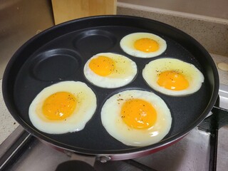Perfect Sunny-Side Up Eggs in Nonstick Egg Pan