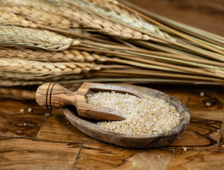 Dinkel Triticum aestivum auf Olivenholz