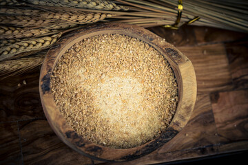 Dinkel Triticum aestivum auf Olivenholz