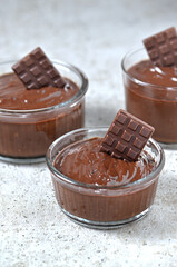 crème onctueuse au chocolat dans des ramequins