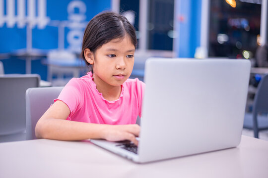 Student Engaged with Technology in a Modern Learning Environment