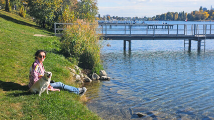 Frau mit ihrem Hund am Wasser 