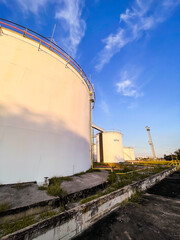 Obraz premium Large oil storage tanks in open-air oil depots