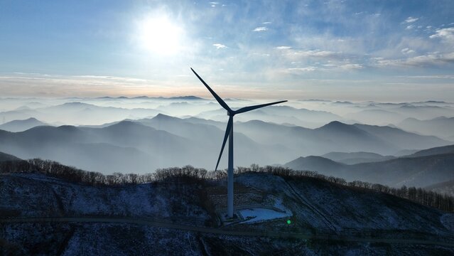 높은 산 속의 풍력발전기 드론 사진