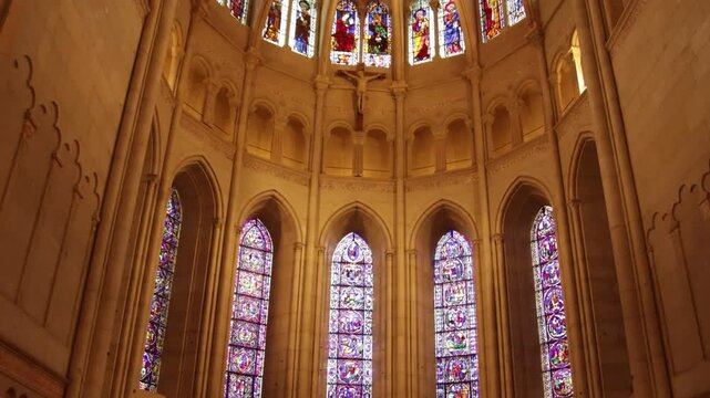 Vue int&eacute;rieure de la nef de la cath&eacute;drale Saint-Jean-Baptiste de Lyon