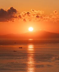 海と沈みゆく太陽の夕景