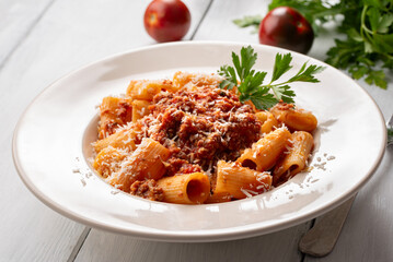 Mezze maniche con ragù alla bolognese, pasta italiana 