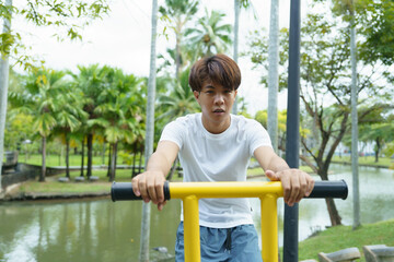 Obraz premium A young man is exercising in a park in the evening.
