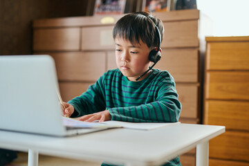 オンライン授業で勉強する小学生の男の子
