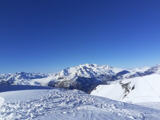 Paysage enneigé dans une station de ski dans les Alpes (2 Alpes)