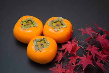 美しく紅葉したもみじの葉と秋の代表的な果物の柿