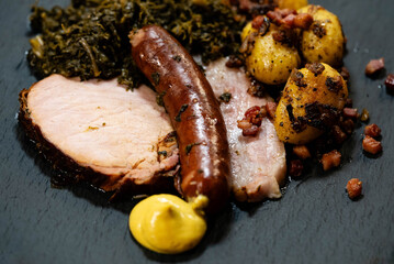 Oldenburger Schlachtplatte mit Grünkohl und Röstkartoffeln
