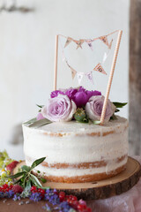 Wunderschöne Hochzeitstorte mit Dekoration.