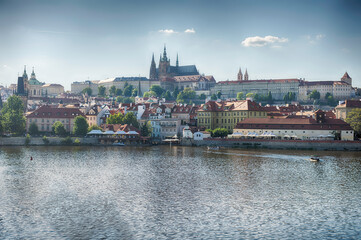Obraz premium The Castle dominating the skyline of Prague, Czech Republic