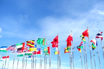 快晴の大空にはためく万国旗