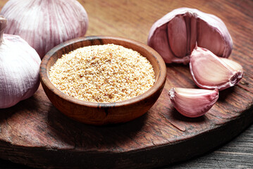 Garlic Powder and garlic cloves