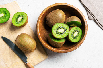 Naklejka premium Kiwi fruits in wooden bowl