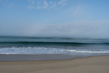 Rouleaux de vagues en formation sur la plage de Vieux-Boucau, côte Atlantique