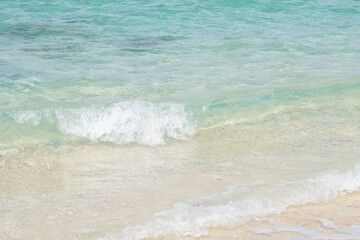 沖縄のダイヤモンドビーチに寄せる波