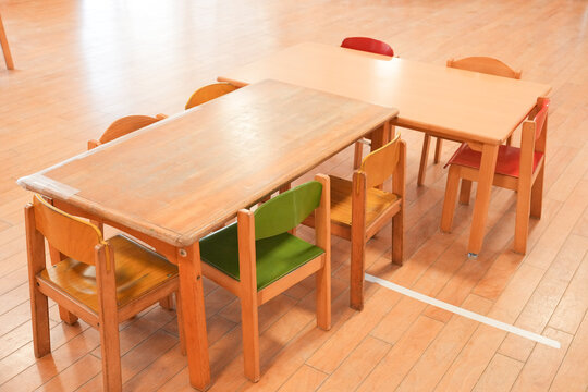 はじめての学びを見守る幼稚園の机といす――子どもたちの手の届く高さ、安心して座れる形、温かい木の質感がつくり出す優しい時間と成長の瞬間をとらえた記録