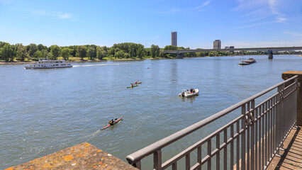 Schiffe auf dem Rhein bei Bonn, im Hintergrund die Hochh&auml;user in der Rheinaue