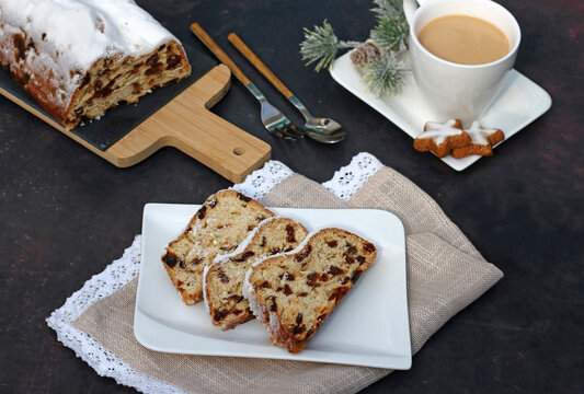 Brennenden Kerzen mit Weihnachtskugeln, Tannenzweigen und einem Schaulelpferd vor einem dunklem Hintergrund .Frohe Weihnachten und ein gutes neues Jahr.