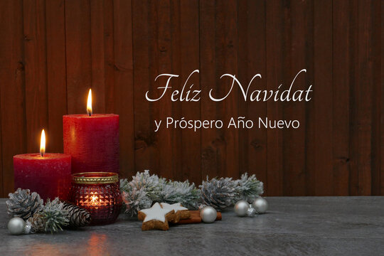 Tarjeta navideña con felicitación de Año Nuevo: Decoración con velas rojas y adornos navideños. ¡Feliz Navidad y próspero Año Nuevo!