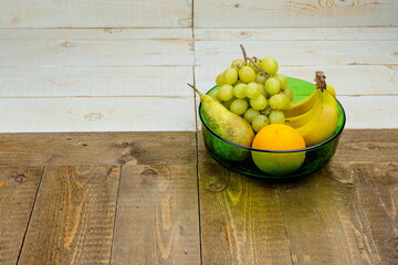 Coppa in vetro verde con frutta fresca 
